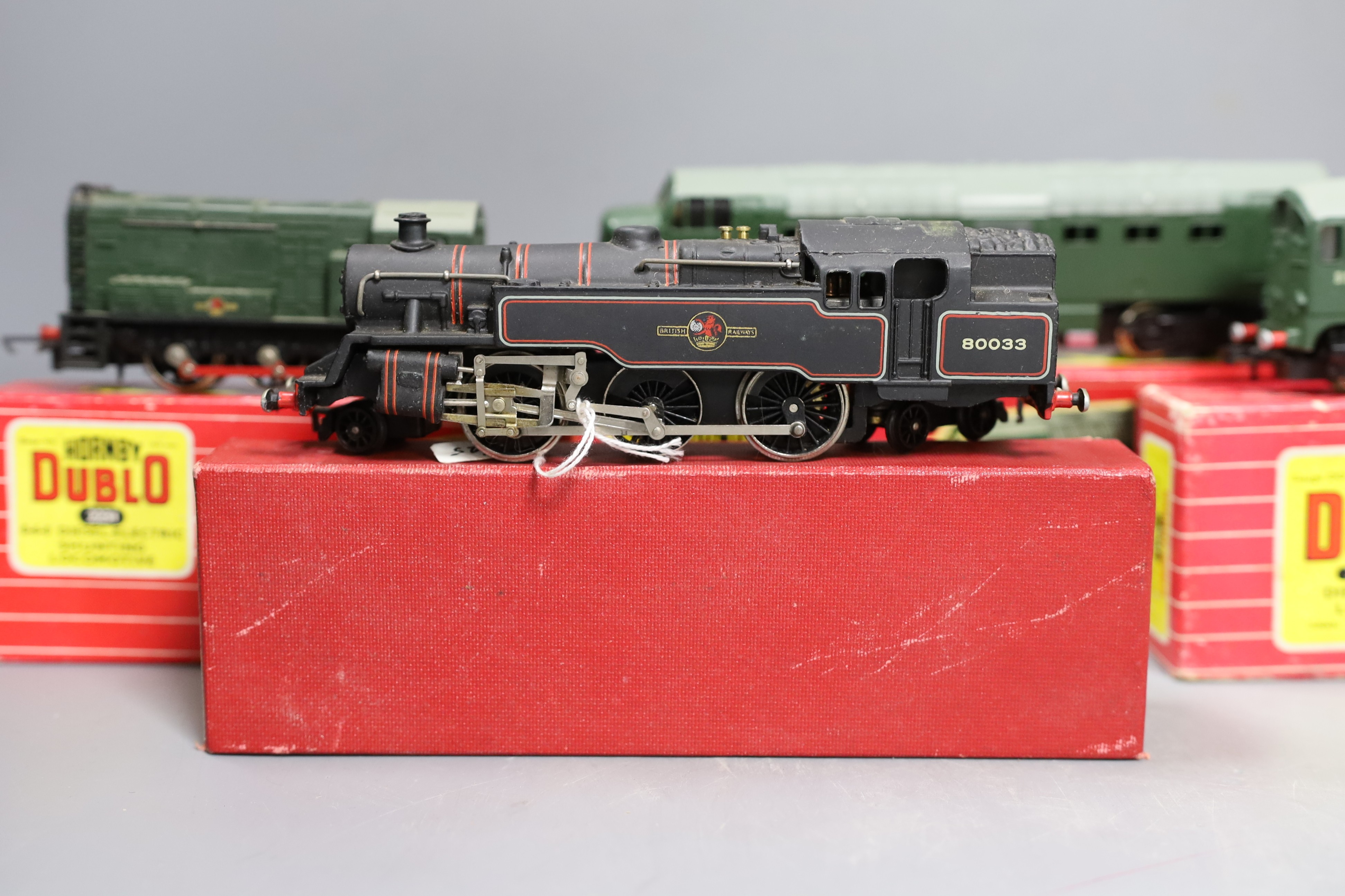 Hornby Dublo locomotives- boxed 2233 Co-Bo Diesel electric, 2232 Co-Co diesel electric, 2231 diesel electric shunting locomotive, EDL17 tank locomotive and 2218 tank locomotive, unboxed Golden Fleece with tender, Duchess